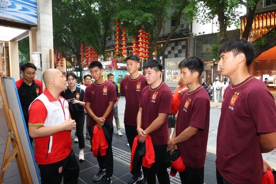 《每日体育报》报道，巴萨明夏优先签道格拉斯-路易斯作为后腰位置的补强。